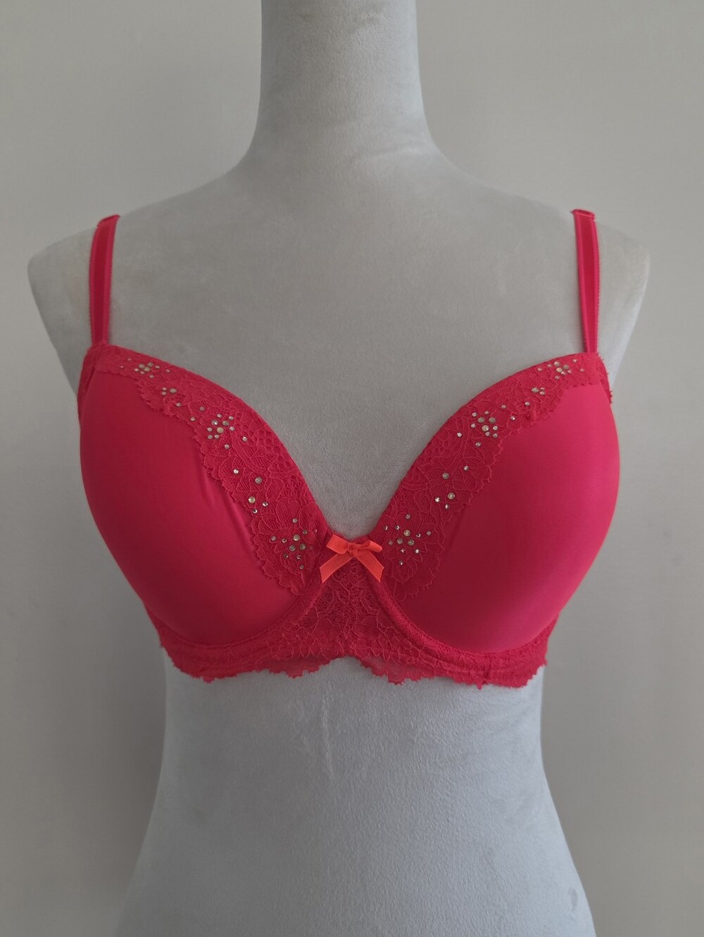 Victoria's Secret Dream Angels Red Lace Push-Up Bra with Bow Accent